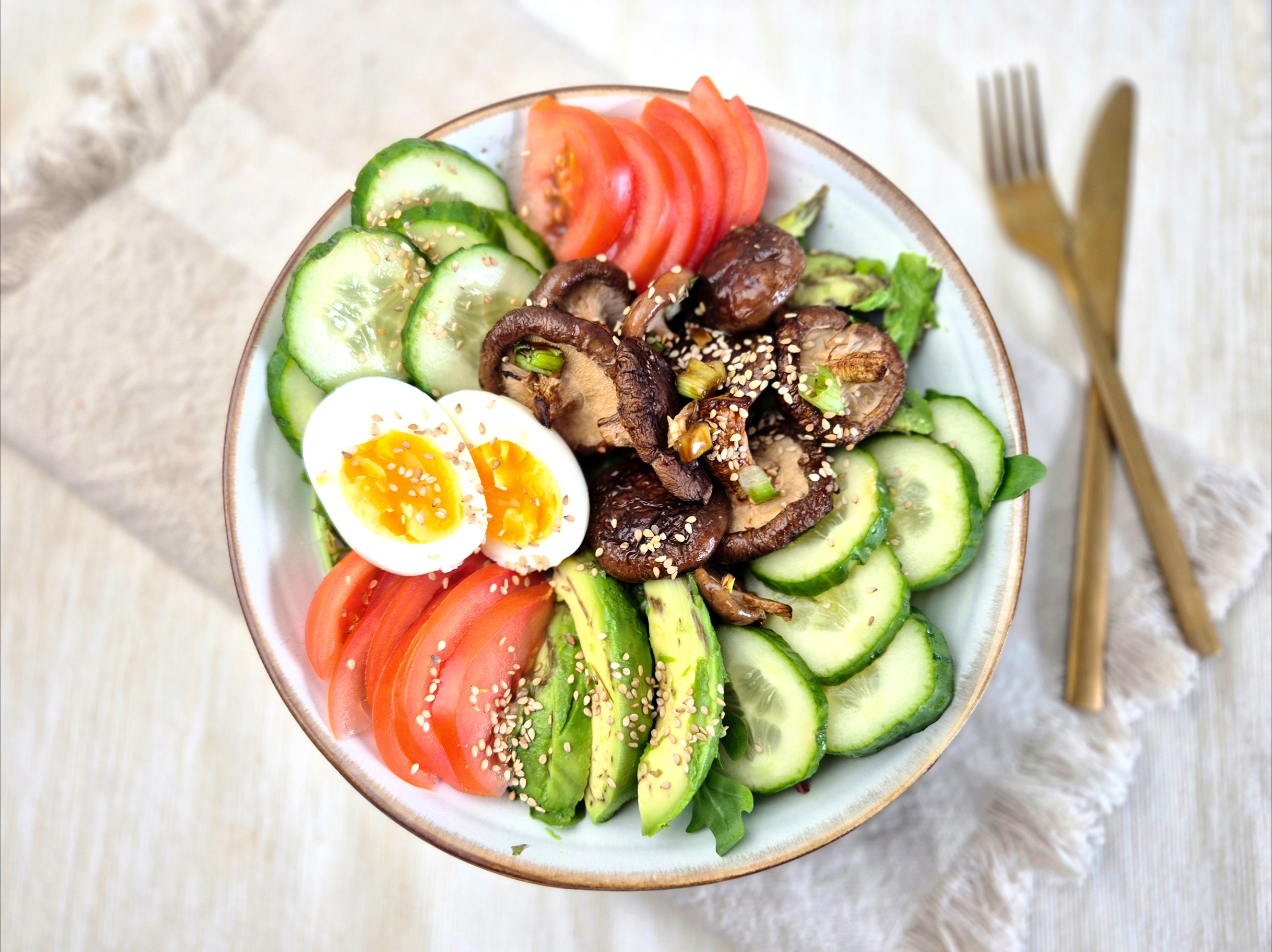 Salade met teriyaki paddenstoelen