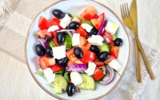 Griekse salade met tomaten en feta