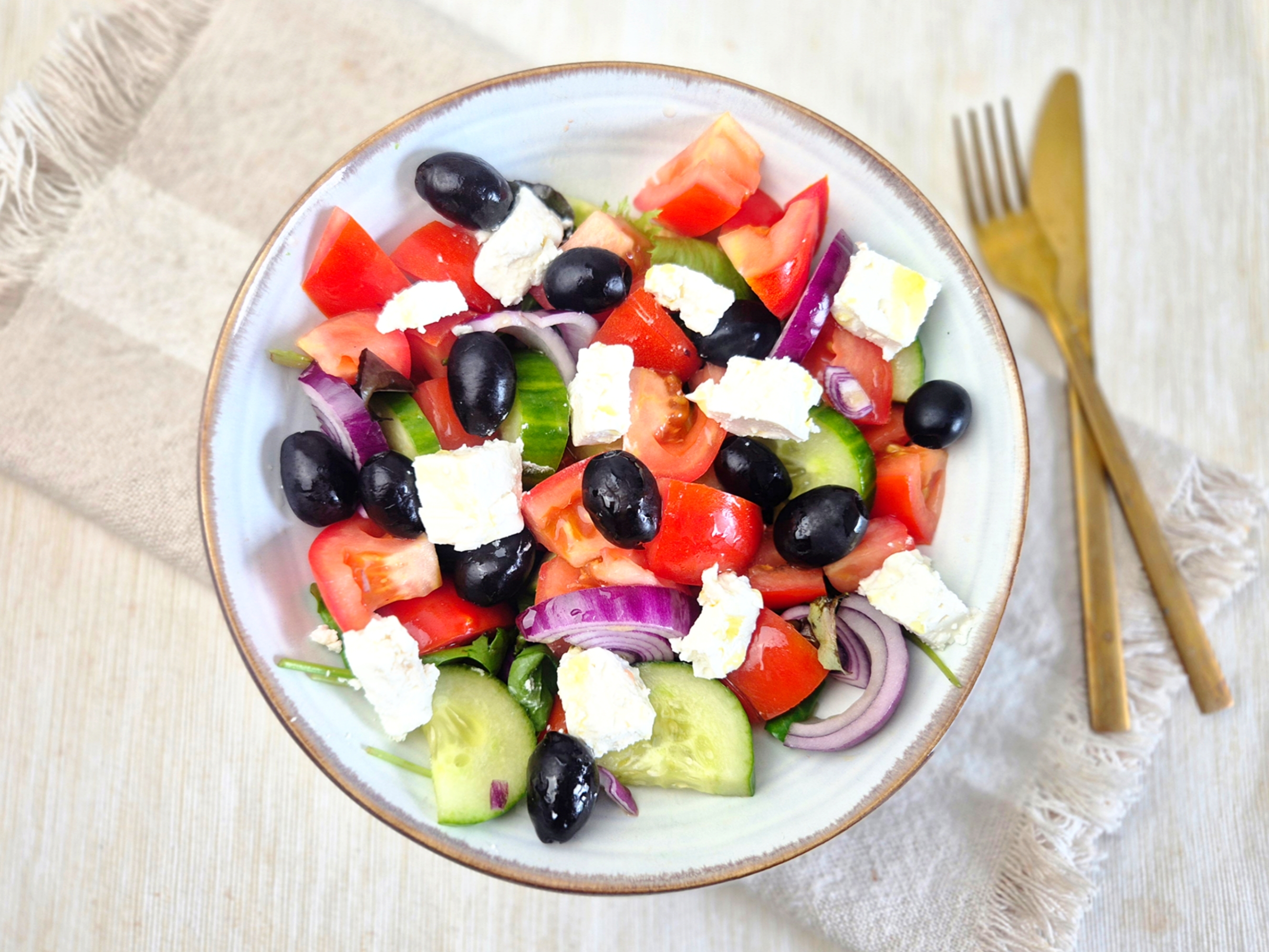 Griekse salade met tomaten en feta