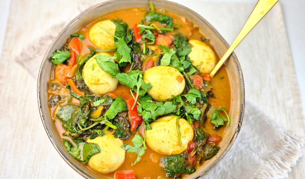 Indiase curry met eieren en spinazie