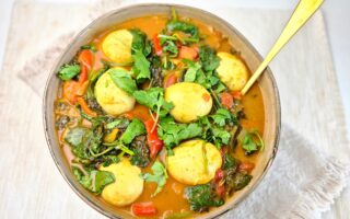 Indiase curry met eieren en spinazie