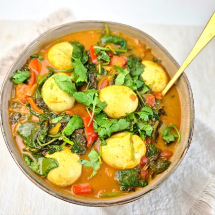 Indiase curry met eieren en spinazie