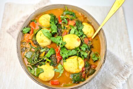 Indiase curry met eieren en spinazie