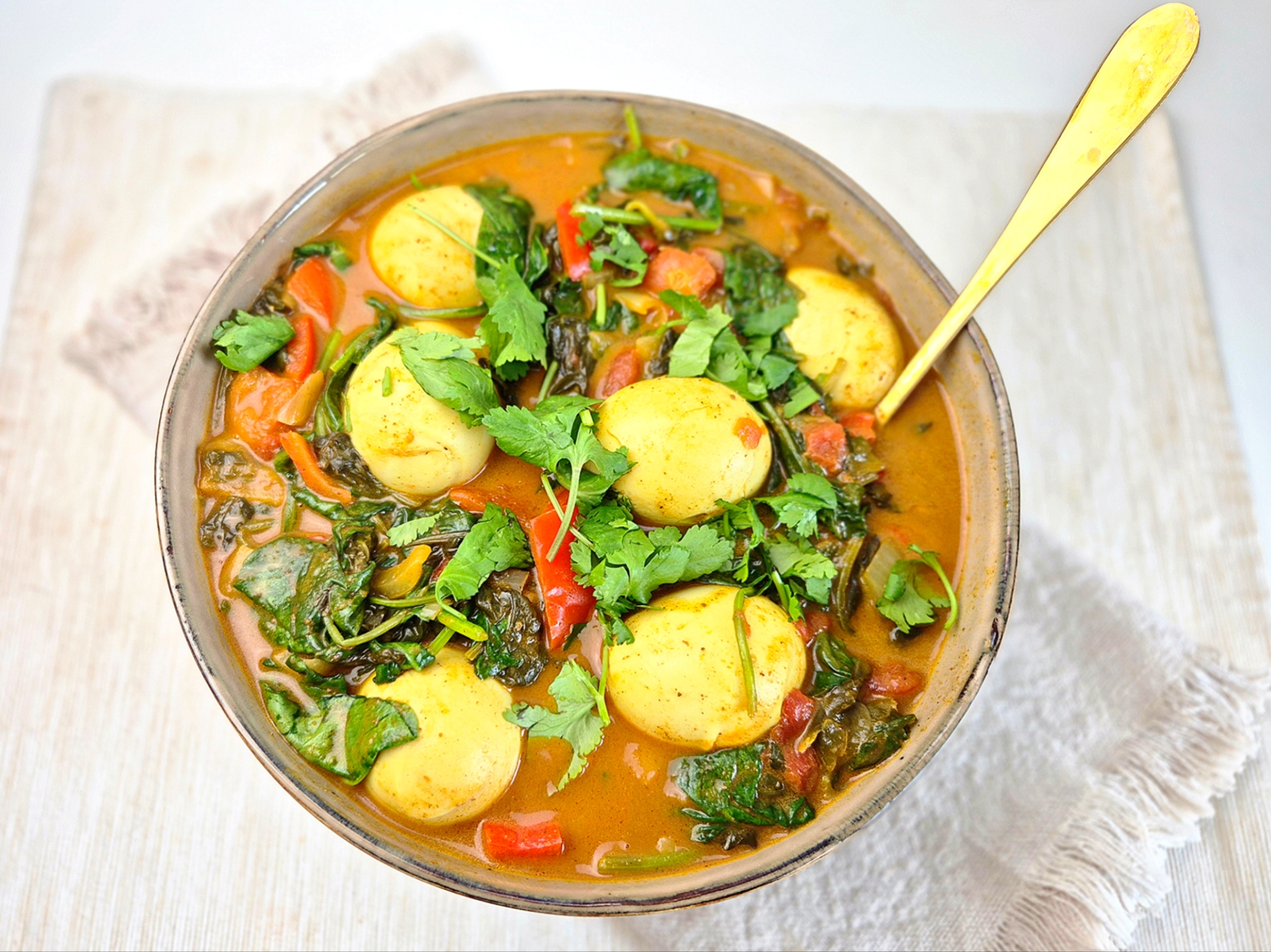 Indiase curry met eieren en spinazie