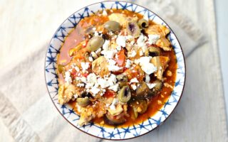 Griekse groenteschotel met kip en feta
