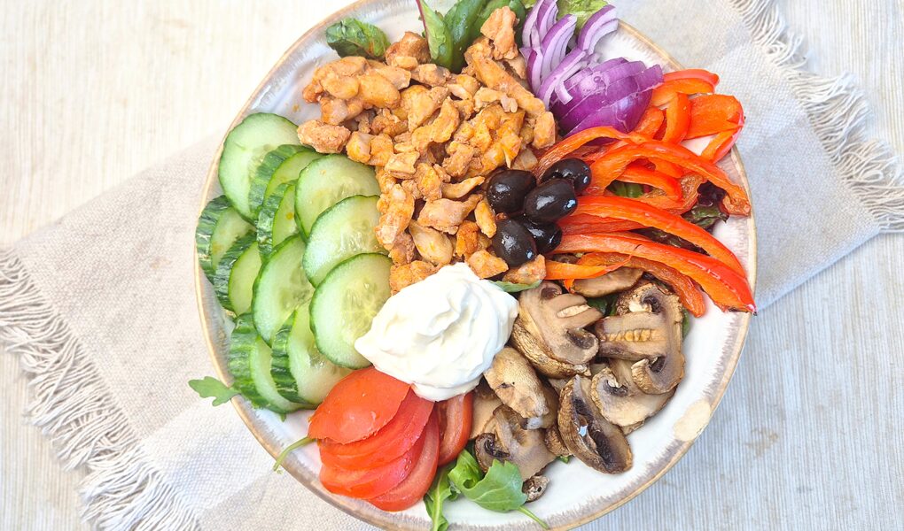 Kipshoarma salade met groenten en knoflooksaus