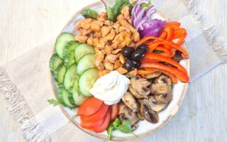 Kipshoarma salade met groenten en knoflooksaus