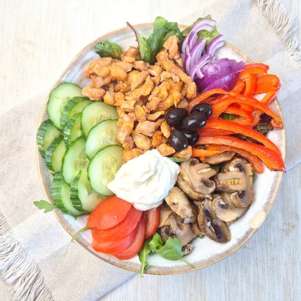Kipshoarma salade met groenten en knoflooksaus