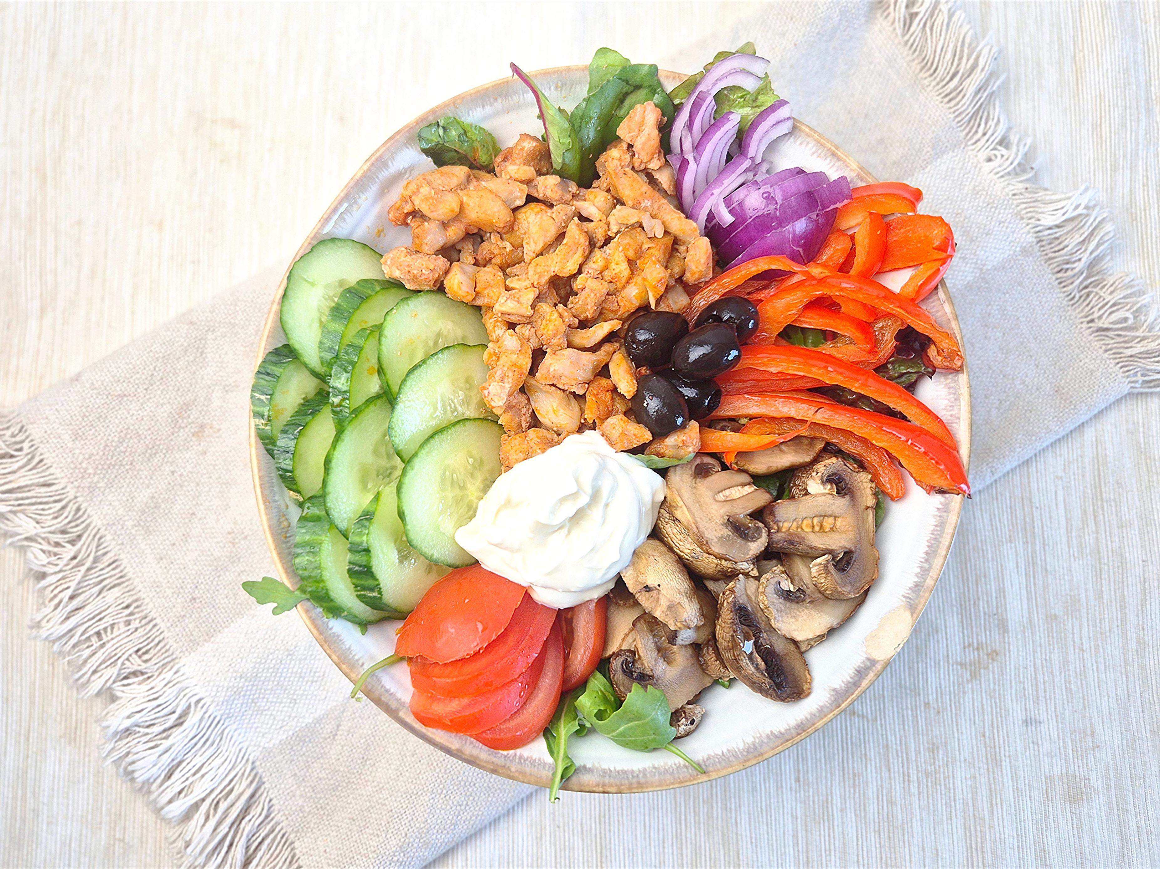Kipshoarma salade met groenten en knoflooksaus