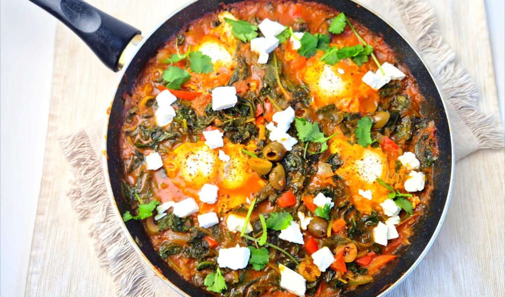 Shakshuka met spinazie, olijven en feta