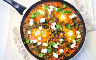 Shakshuka met spinazie, olijven en feta
