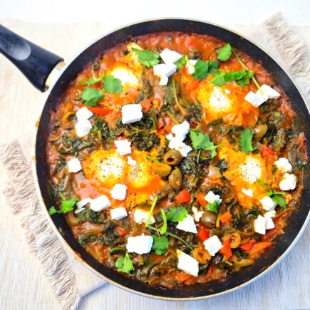 Shakshuka met spinazie, olijven en feta