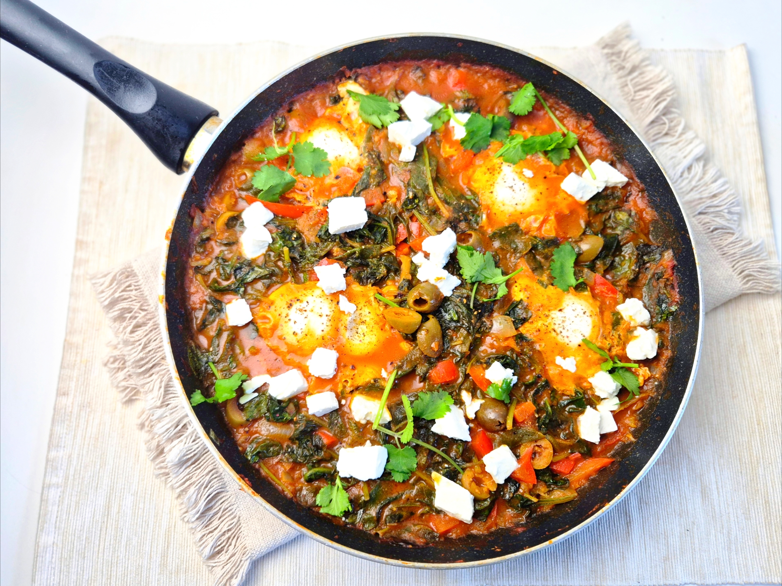 Shakshuka met spinazie, olijven en feta