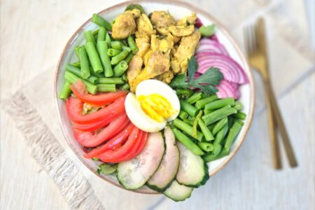 Surinaamse salade met masala kip en zuur