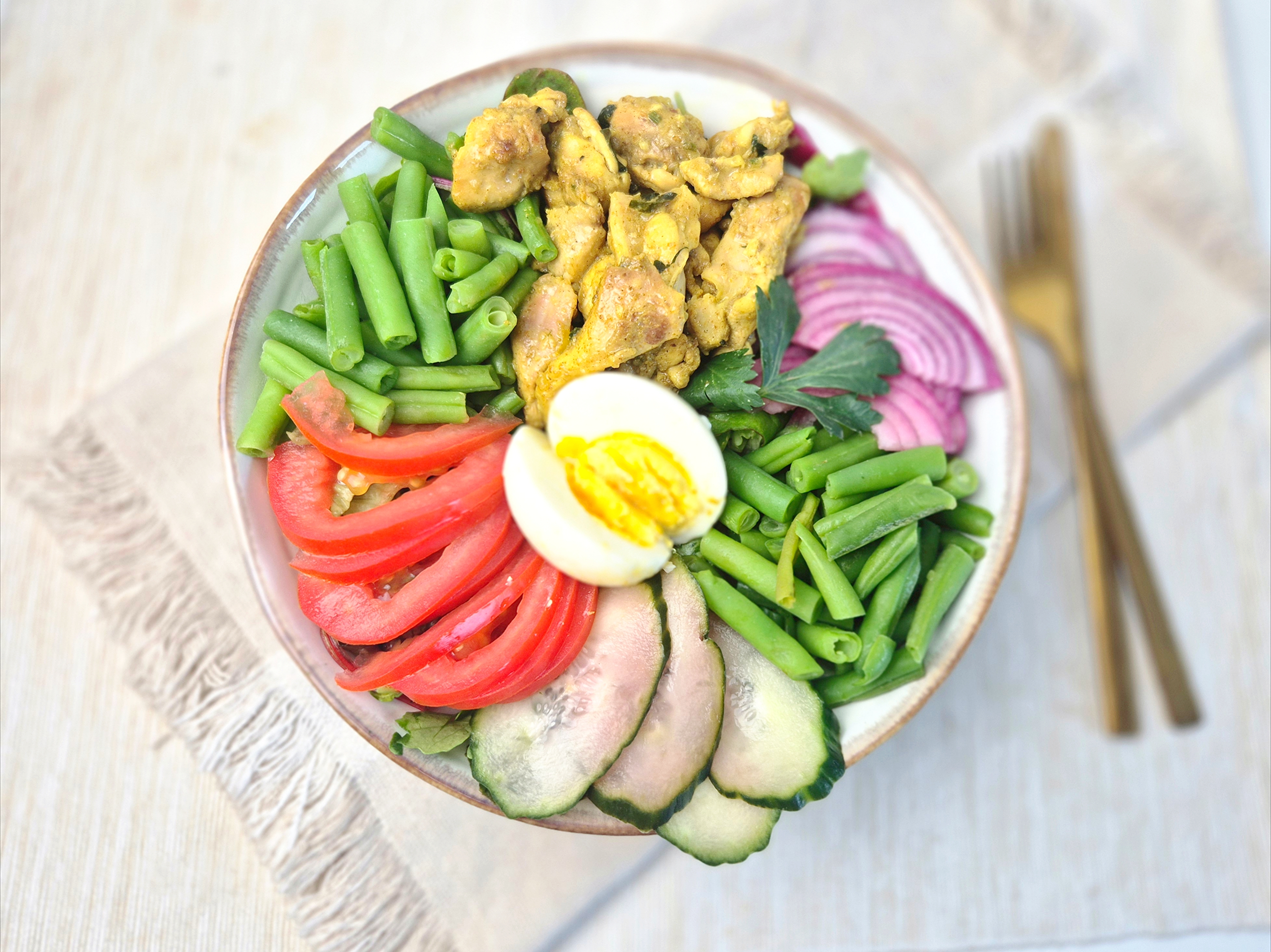 Surinaamse salade met masala kip en zuur