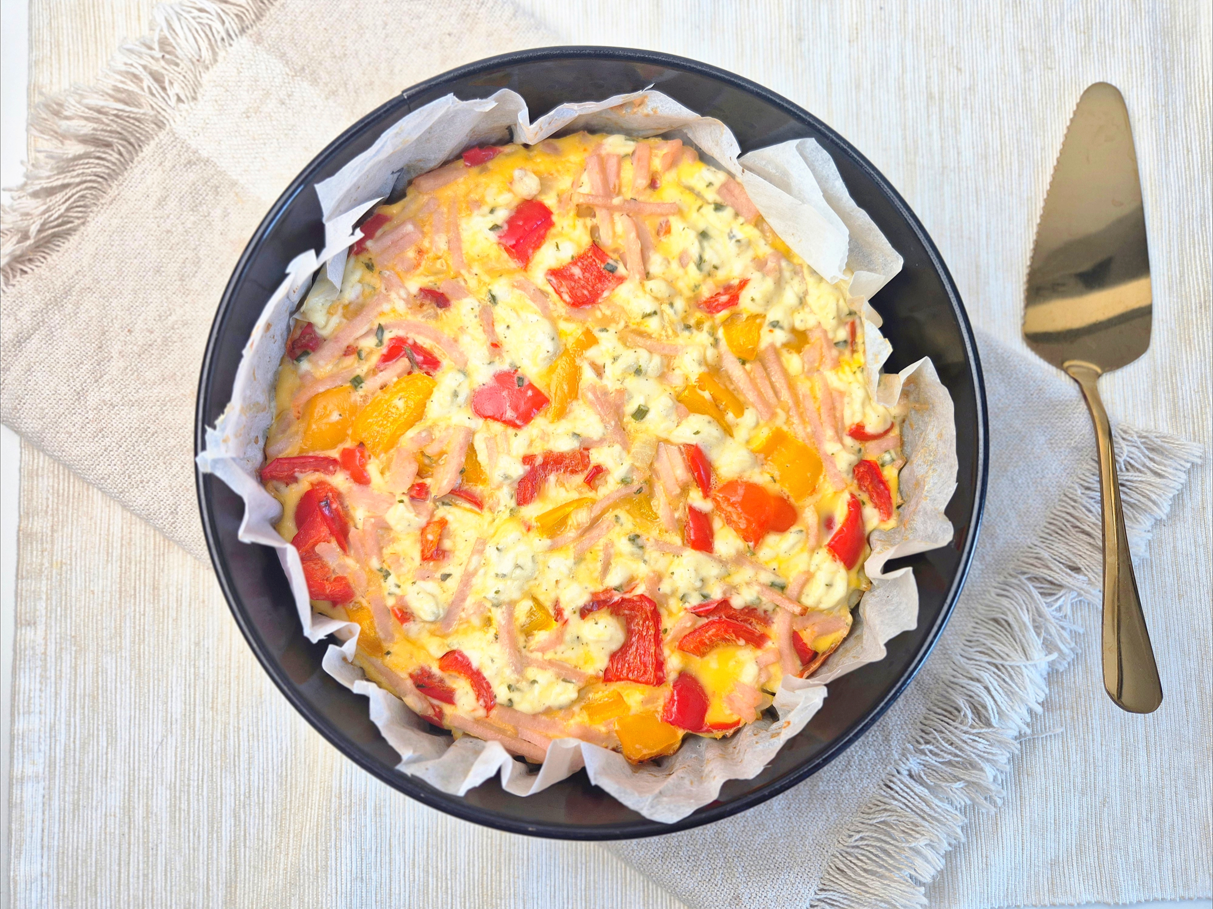 Koolhydraatarme quiche met kip en paprika