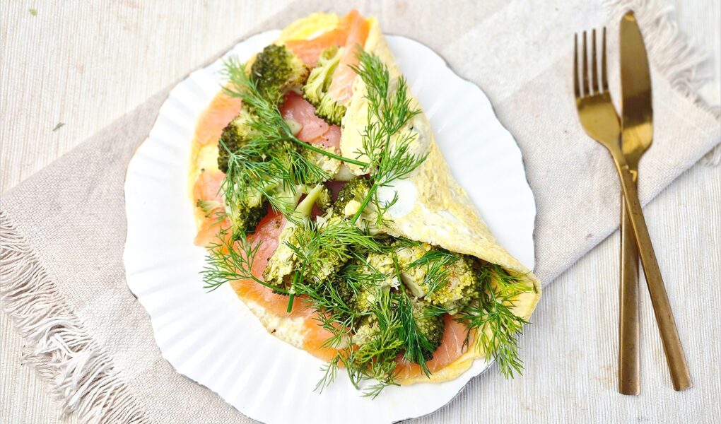 Omelet met zalm, broccoli en dille