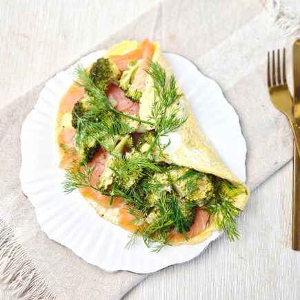 Omelet met zalm, broccoli en dille