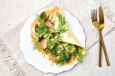 Omelet met zalm, broccoli en dille