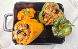 gevulde paprika met kipgehakt, champignons en olijven