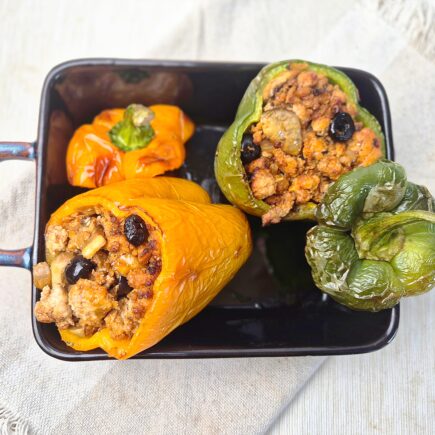 gevulde paprika met kipgehakt, champignons en olijven