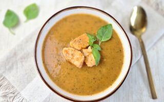 Courgette-paprikasoep met zalm
