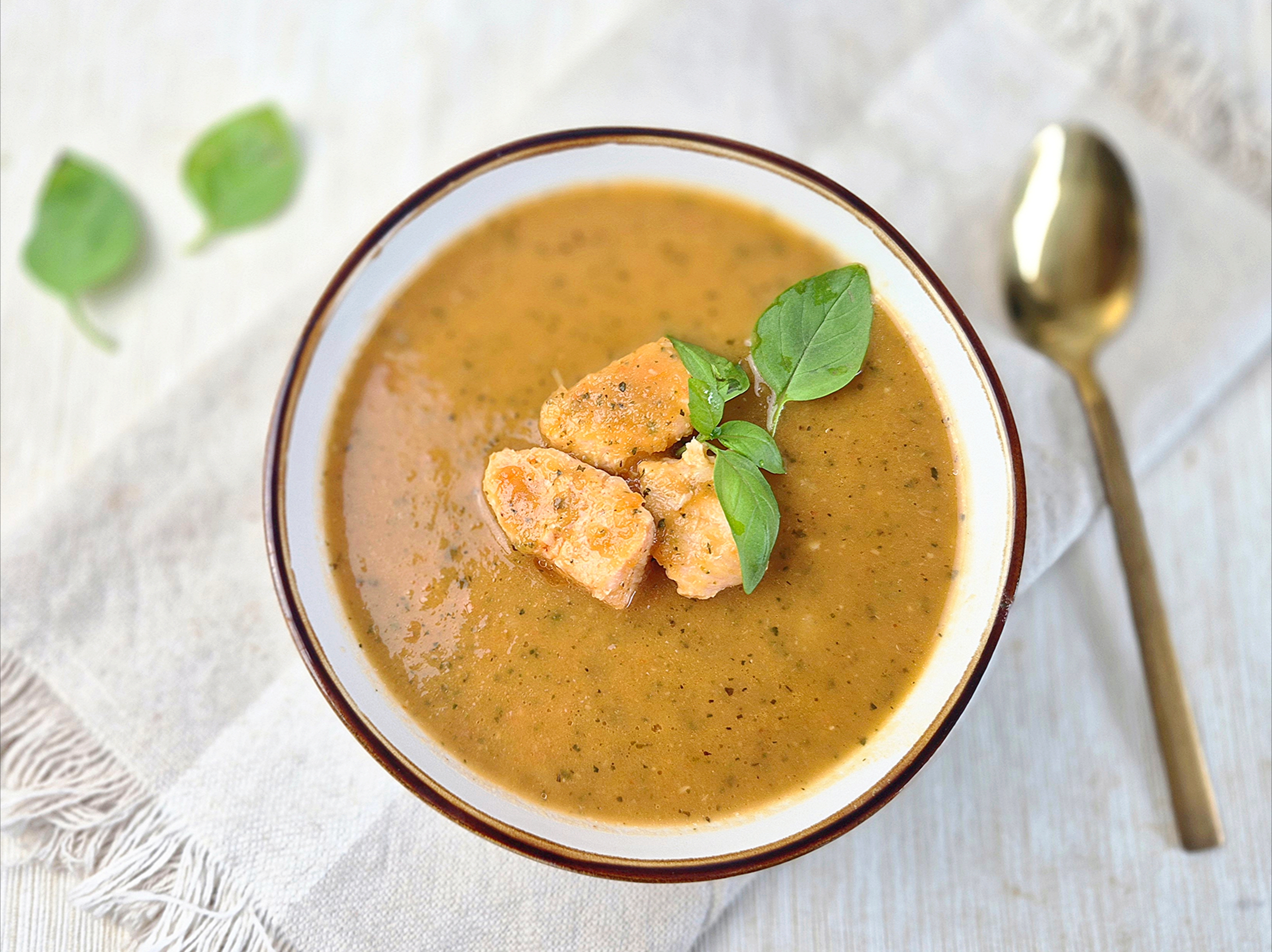 Courgette-paprikasoep met zalm