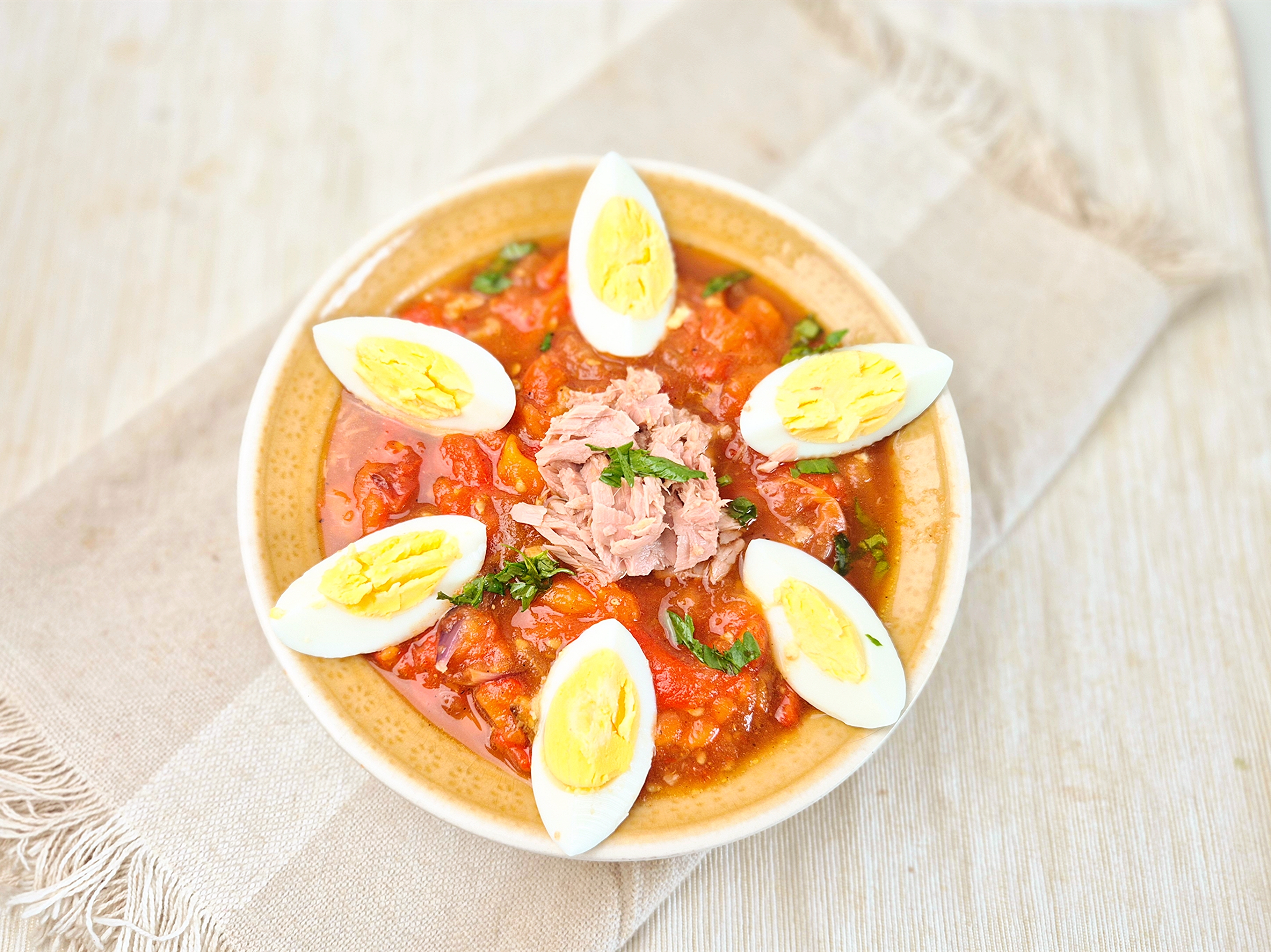 Tunesische Mechouia met tonijn