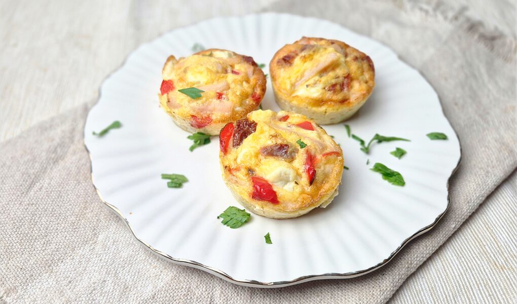 Eiermuffins met kip, paprika en feta
