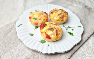 Eiermuffins met kip, paprika en feta