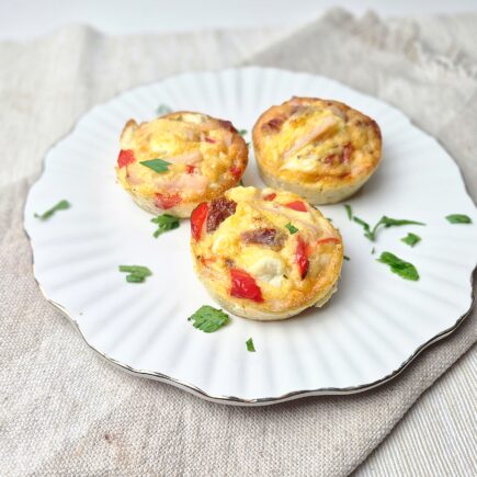 Eiermuffins met kip, paprika en feta