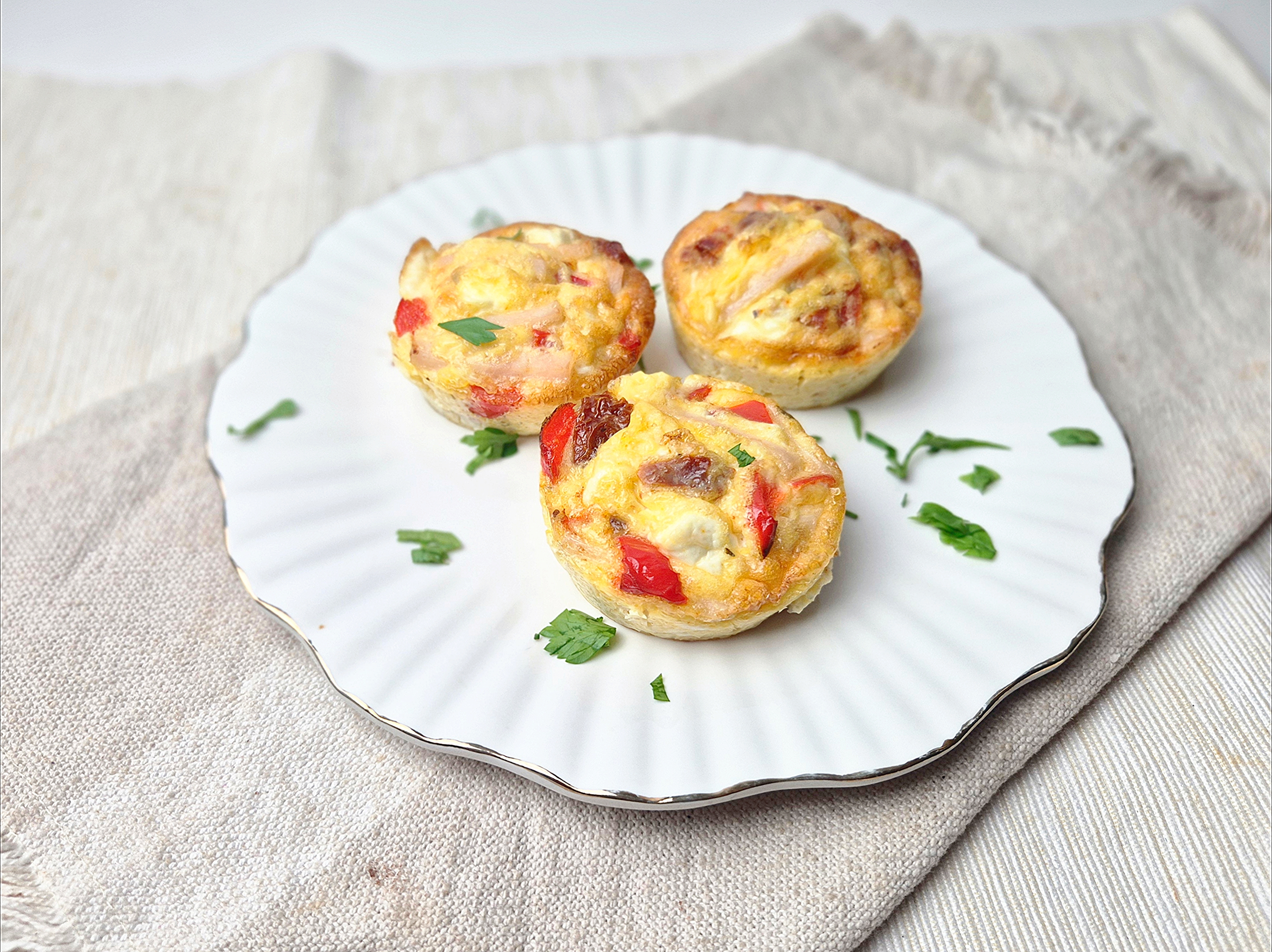 Eiermuffins met kip, paprika en feta