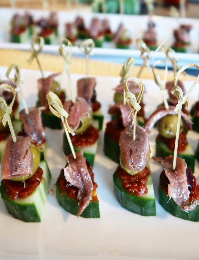 Ansjovis- komkommer- olijf-stokjes