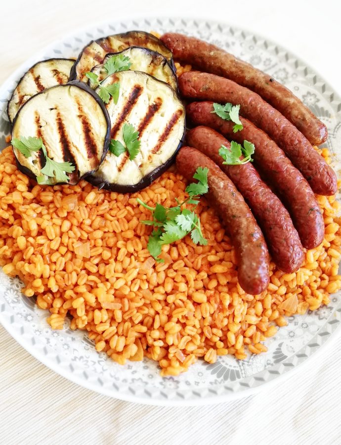 Turkse tomatenbulgur met lamsmerguez en gegrilde aubergine